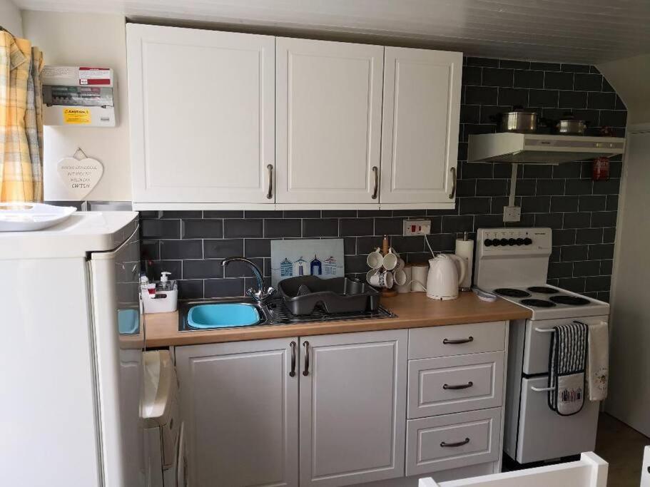 'Le Chalet Ii' Free Unlimited Wifi 2 Bed Chalet House Hodgeston Bagian luar foto